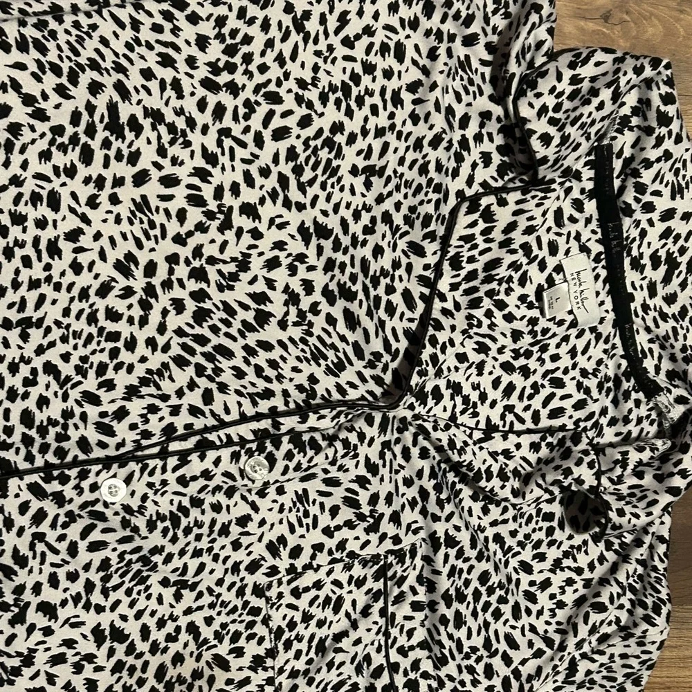 Michelle Miller two piece shirt and shorts lounge set. Size large with - Picture 4 of 5